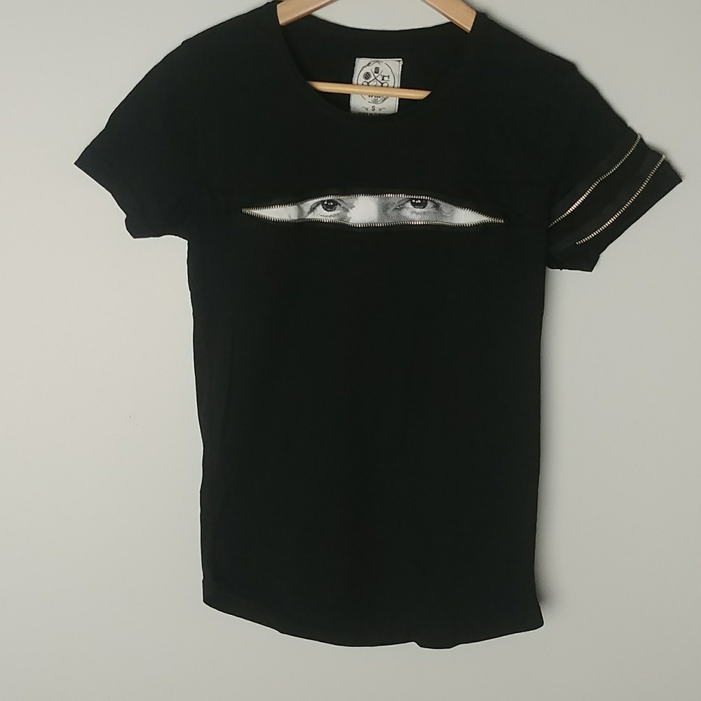 WILL IT ONE OF A KIND BLACK TWO EYES ARE WATCHING T-SHIRT FROM INSIDE A ZIPPER